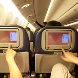 飛行機内快適グッズおすすめ15選｜長時間フライトの睡眠用や足のむくみ対策も！