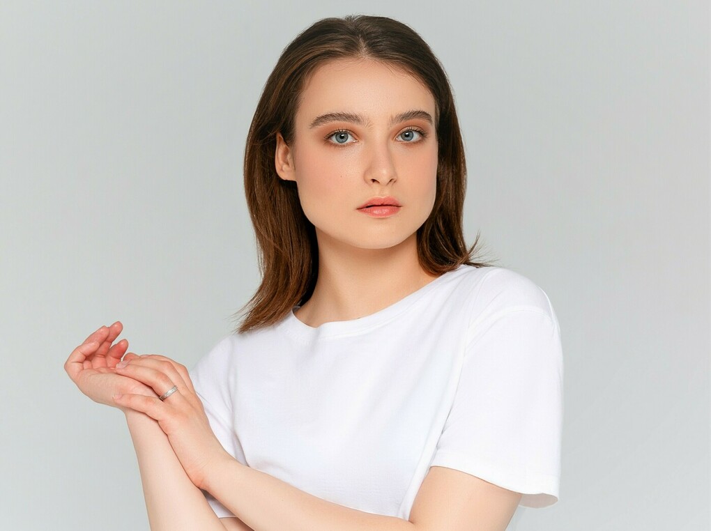 ほんのり透ける「シアーTシャツ」で涼しげに！夏コーデのマストアイテムをご紹介