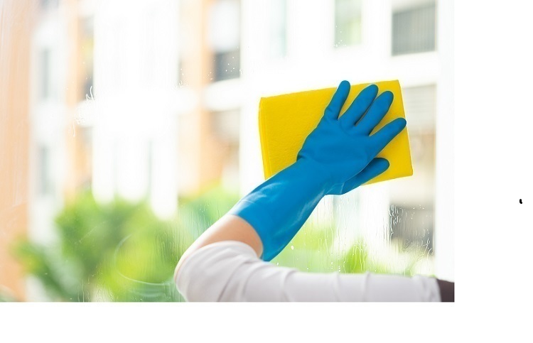 Будет идеально чистой. Housekeeper Cloth. Cleaning Windows and Mirrors. Cleaning Mirror until 18. Woman Cleaning Kitchen Sink with Yellow Cloth and Spray.