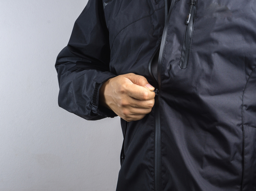 オールシーズン活躍　高機能　抜群の透湿性素材　ミレー　レインウェア調整可能な裾