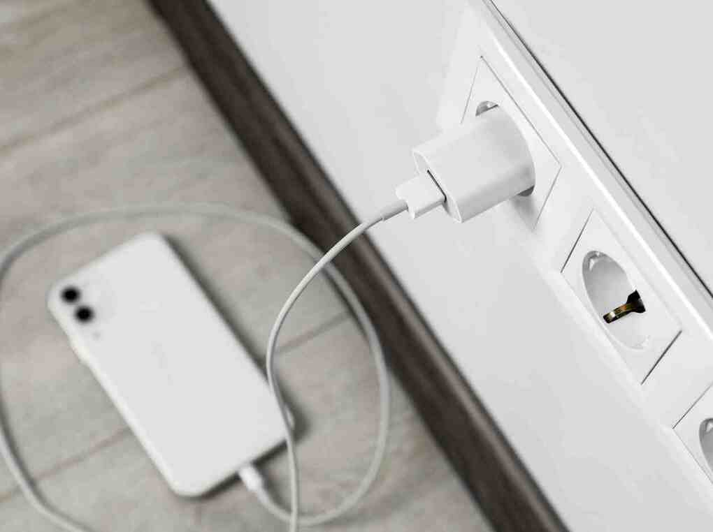 iPhone充電器人気おすすめ10選！持ち運び安い小型、2ポート、タイプCなど