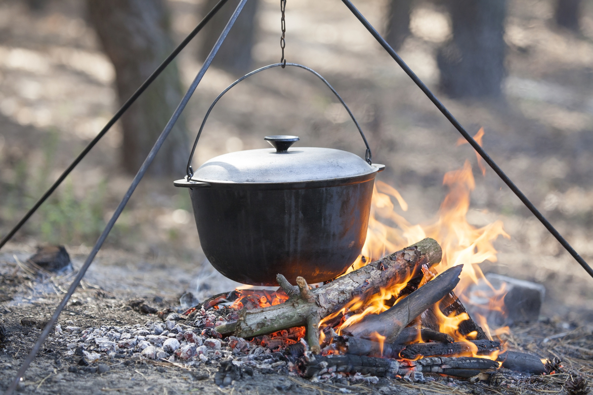 鋳鉄製ダッチオーブンおすすめ5選｜快適なアウトドアライフを！ 【煮る、焼く、蒸す】 | マイナビおすすめナビ