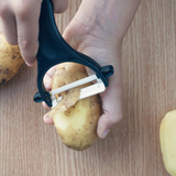 ピーラーの使い方・活用法を詳しく解説！食材や形状でピーラーを使い分けよう【正しく使って効率よく】