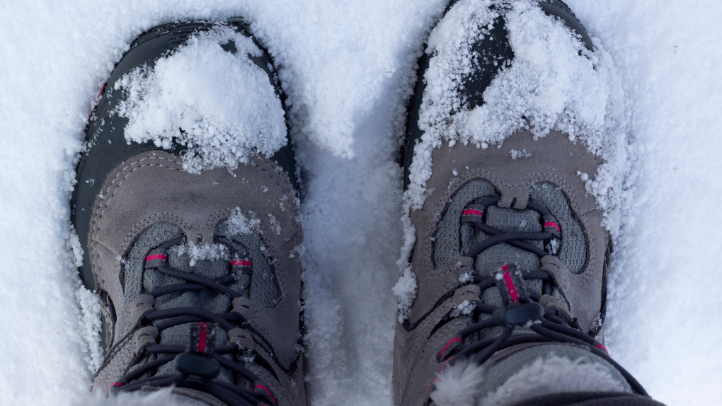 「もう雪道怖くない」氷上でも滑らない靴のおすすめ10選