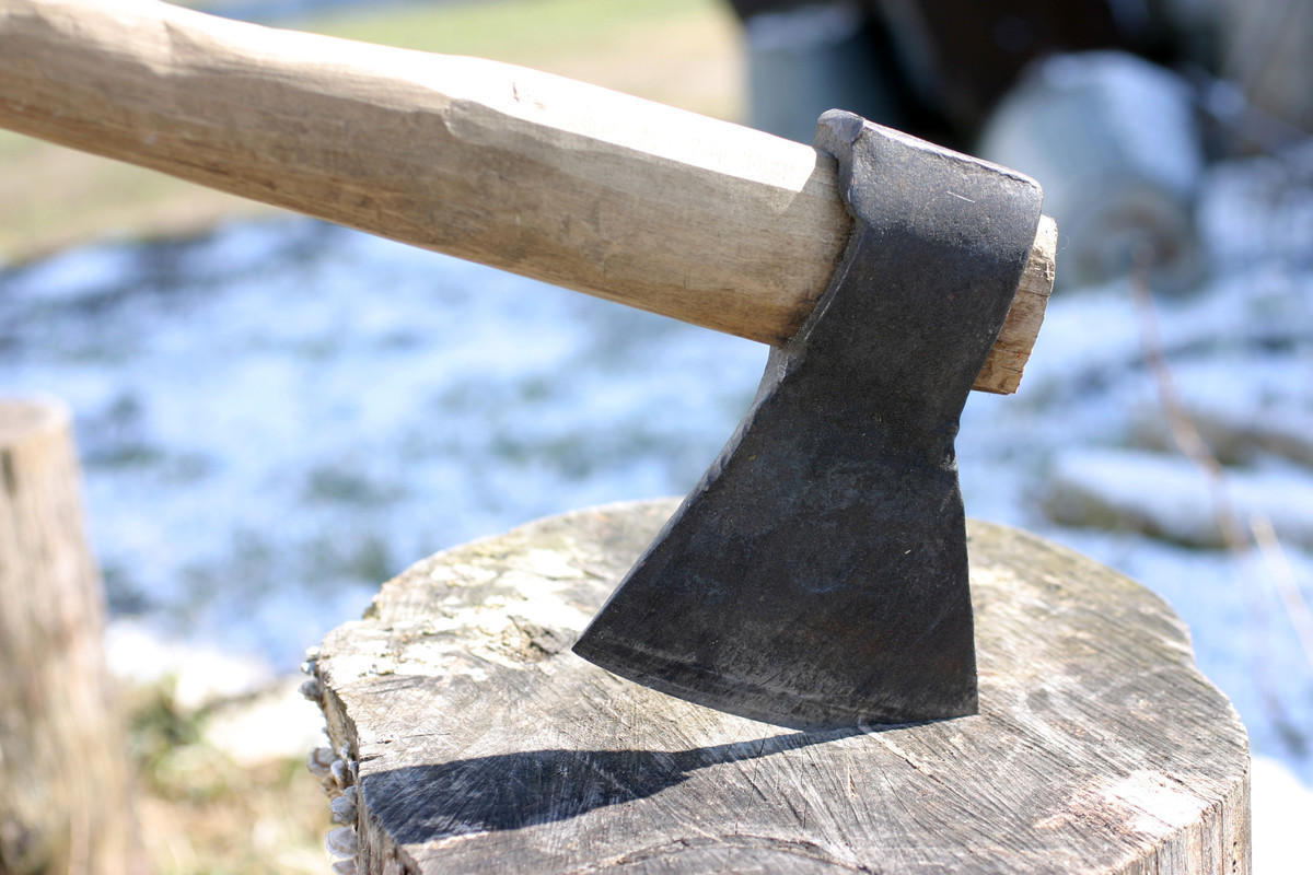 アウトドア用斧おすすめ8選 キャンプでの薪割り 手斧初心者に 人気ランキングも マイナビおすすめナビ