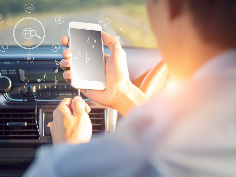 FMトランスミッター人気おすすめ16選！車でiPhoneの音楽を聴く！ Bluetooth対応も