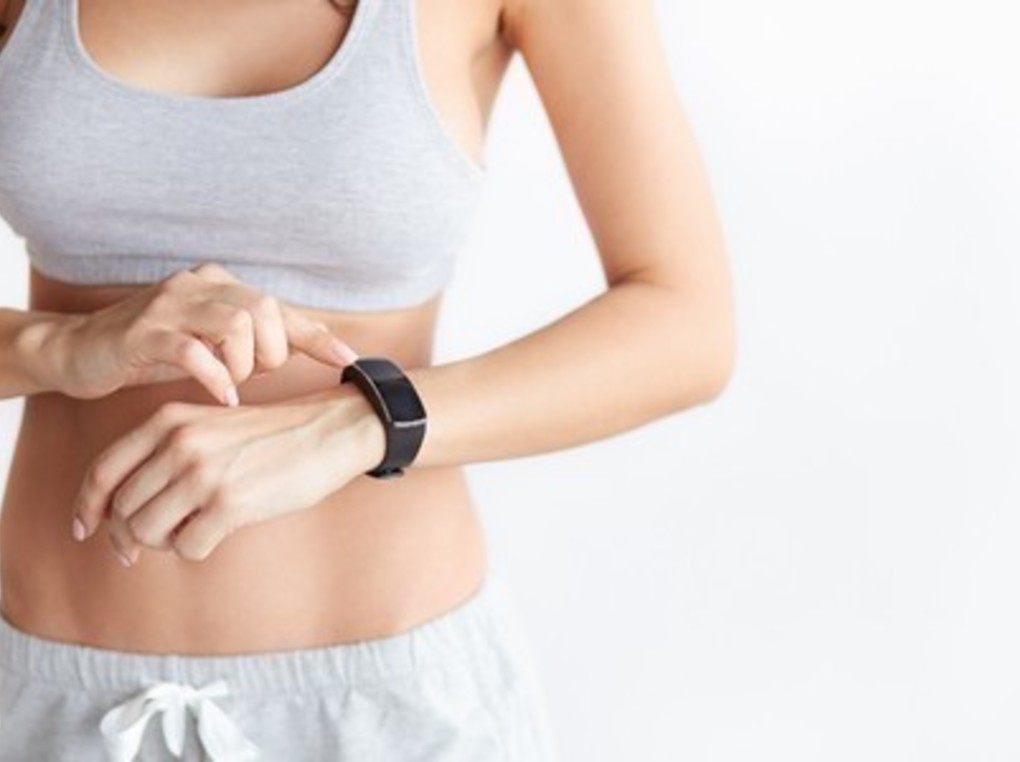 Fitbitおすすめ10選！人気SenseやVersa、Luxeも【歩数や睡眠管理に】