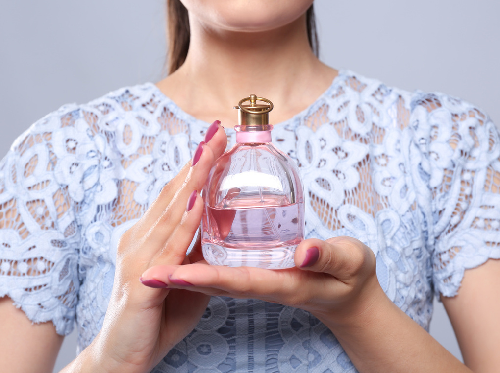 【香水の種類別】選び方と人気おすすめ15選｜香りの強さ、持続性の違いも解説！