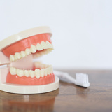 入れ歯安定剤おすすめ5選｜はずれやすい・がたつ・痛いといった不快感を改善！