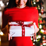 女性が喜ぶクリスマスプレゼントおすすめ38選【おしゃれで実用的】選び方や予算相場も！