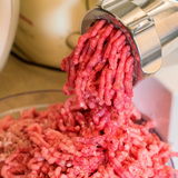 ミートミンサーのおすすめ11選【電動・手動】家庭で肉をミンチにできる！