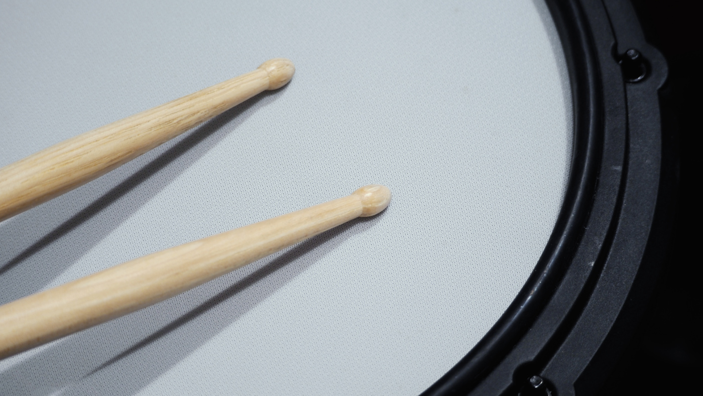 Hbaebdoo 2個 バスドラムマレットフェルトヘッドパーカッションマレットティンパニスティック ホワイト ステンレス鋼ハンドル付き