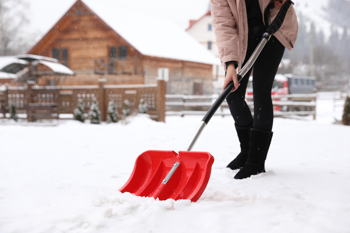 雪かきスコップおすすめ10選｜【軽量・収納に便利なタイプなど】雪がつかない方法も | マイナビおすすめナビ