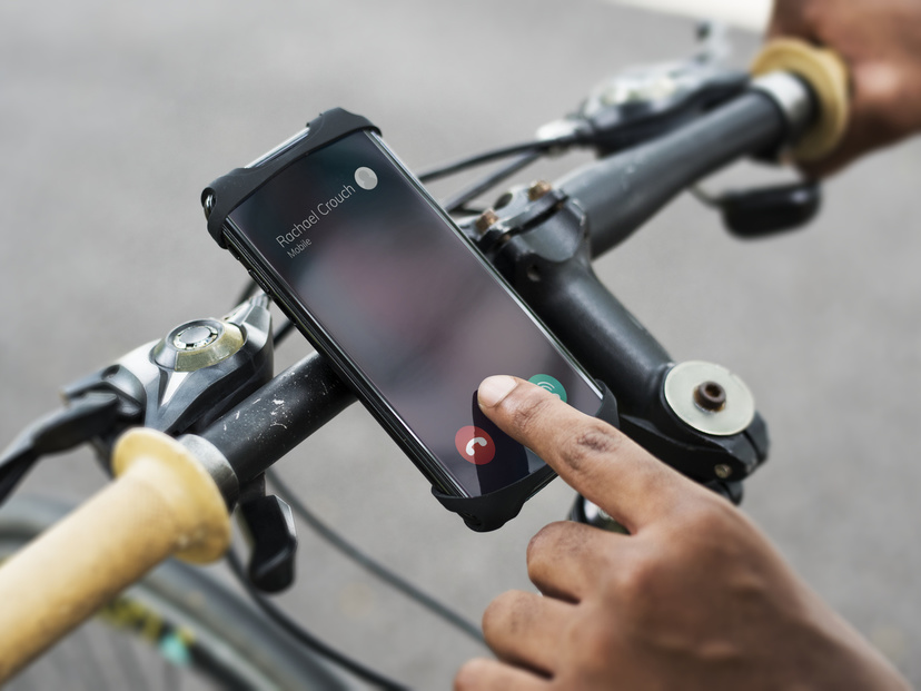 バーゲンで スマホスタンド スマホホルダー 自転車 バイク 縦横自在