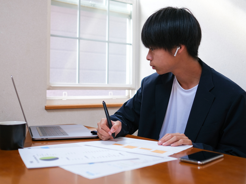 快適さときちんと感を両立！ 在宅ワーク向けメンズアイテム