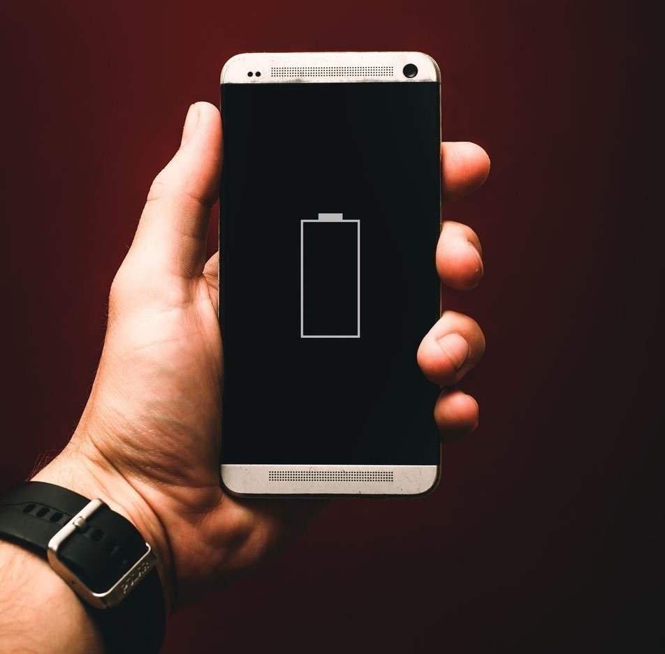充電切れのスマートフォン