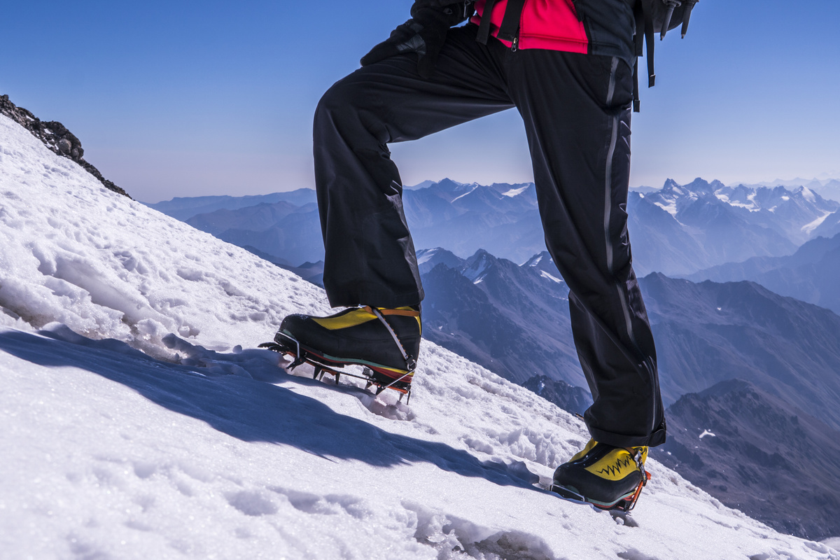 雪山用登山靴とアイゼンのセット - アウトドア