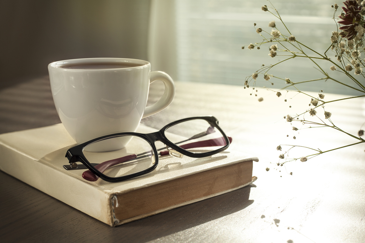 There are two glasses on the table. Очки на столе. Очки а столе стильные. Стол кофе очки. Стол с книгой и очками.