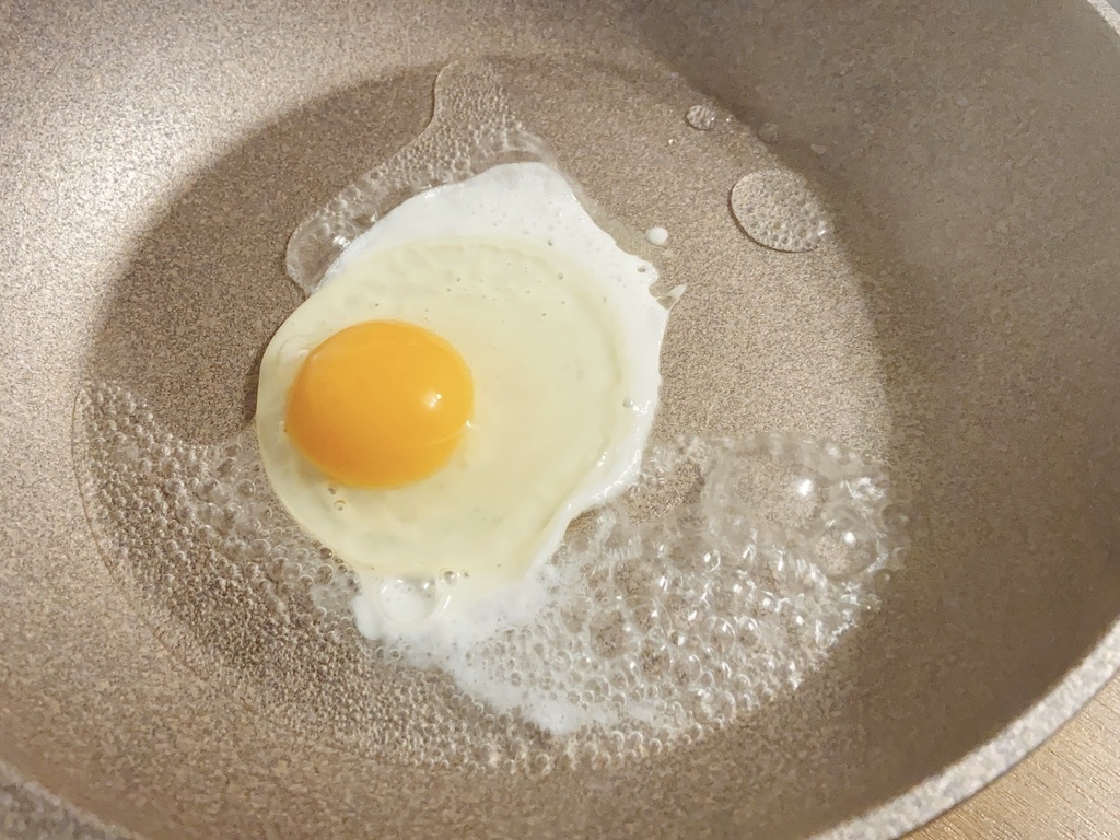 目玉焼きを油なしで焼けるフライパン