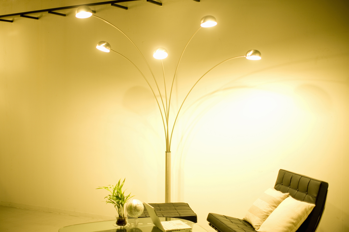 フロアライトおすすめ13選｜おしゃれな照明・デザインで癒しの空間を作ろう | マイナビおすすめナビ