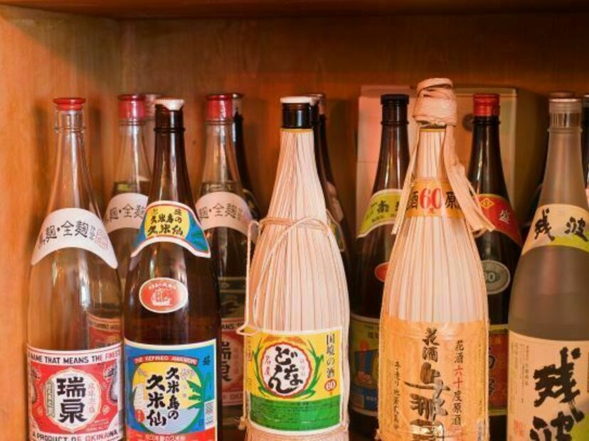 初心者におすすめの泡盛19選【沖縄土産で人気】飲みやすいリキュールタイプも！